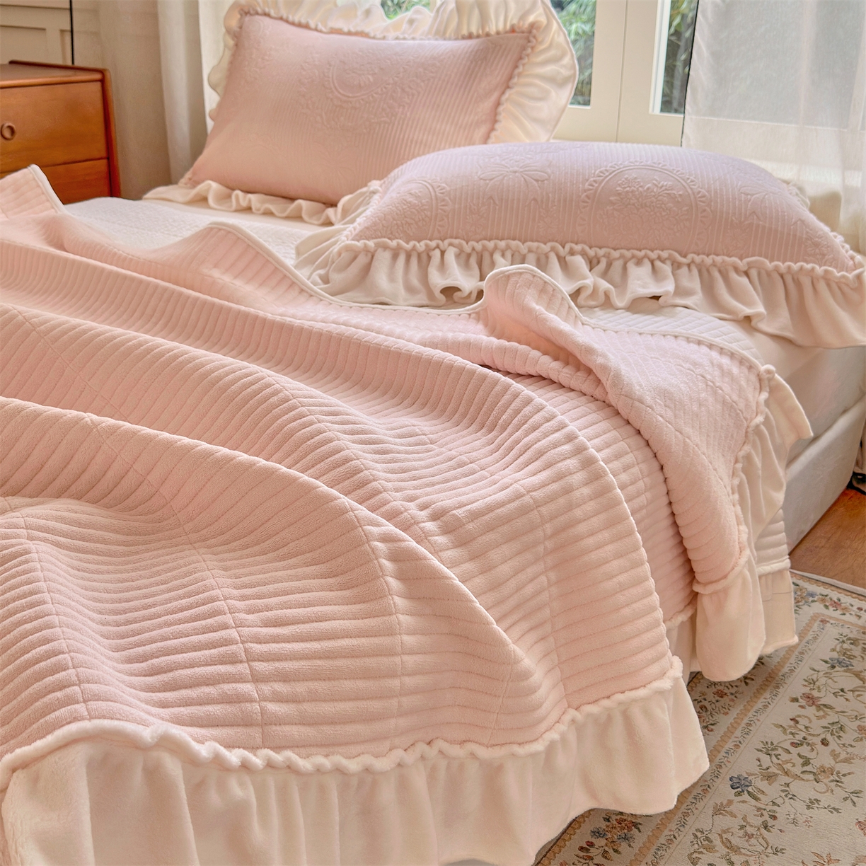 91家纺网 家纺一手货源 找家纺 乐野家居 2025年新款轻法式甜心蝴蝶结高克重提花牛奶绒床盖四件套 甜心蝴蝶结-粉