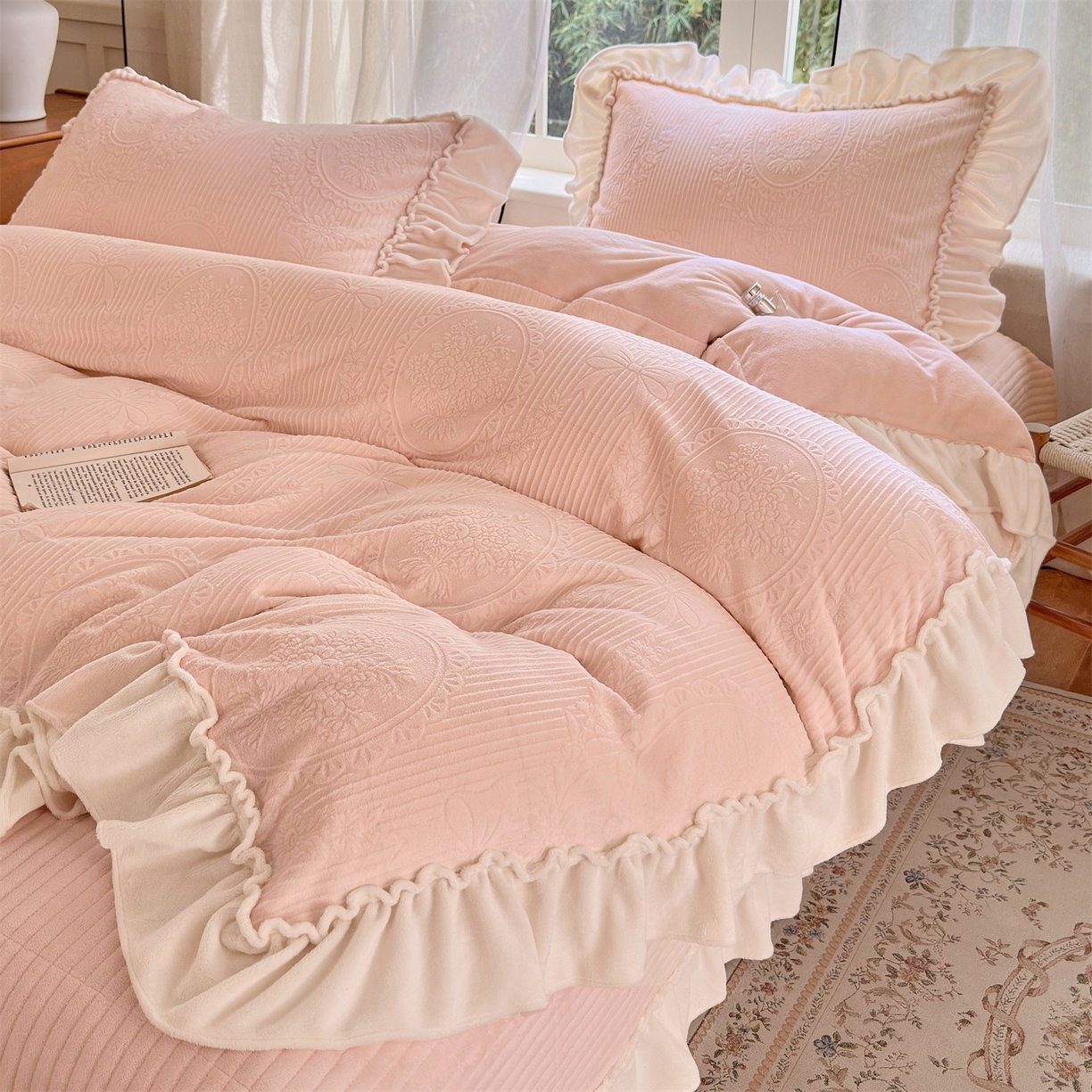 91家纺网 家纺一手货源 找家纺 乐野家居 2025年新款轻法式甜心蝴蝶结高克重提花牛奶绒床盖四件套 甜心蝴蝶结-粉