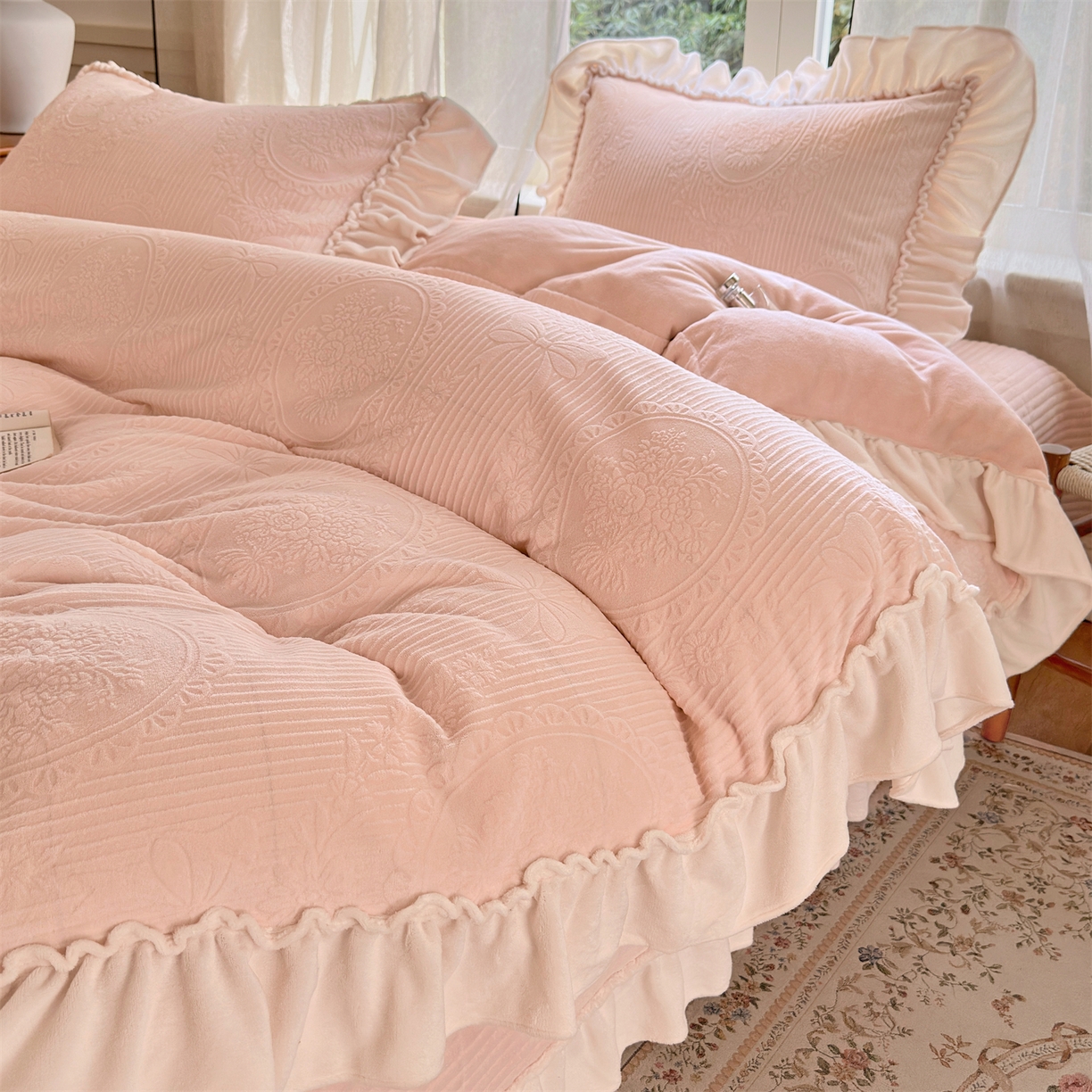 91家纺网 家纺一手货源 找家纺 乐野家居 2025年新款轻法式甜心蝴蝶结高克重提花牛奶绒床盖四件套 甜心蝴蝶结-粉