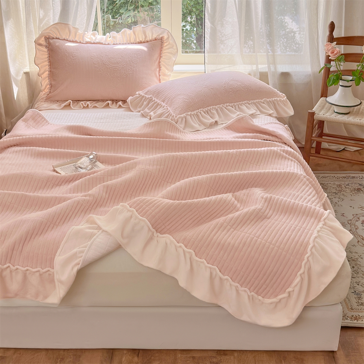 91家纺网 家纺一手货源 找家纺 乐野家居 2025年新款轻法式甜心蝴蝶结高克重提花牛奶绒床盖四件套 甜心蝴蝶结-粉