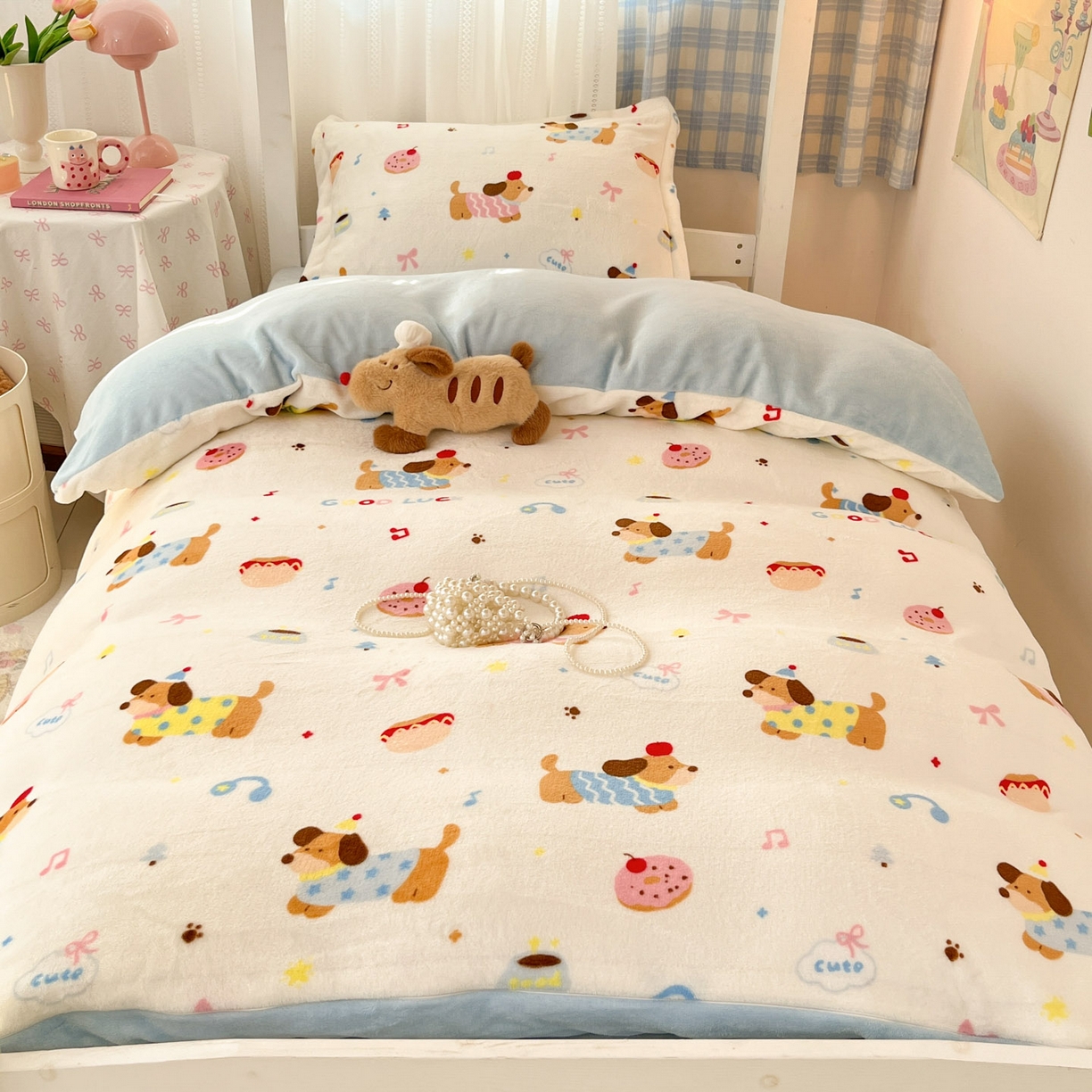 91家纺网 家纺一手货源 找家纺 川悦生活 2025新款加厚保暖高克重牛奶绒宿舍三件套 快乐腊肠蓝