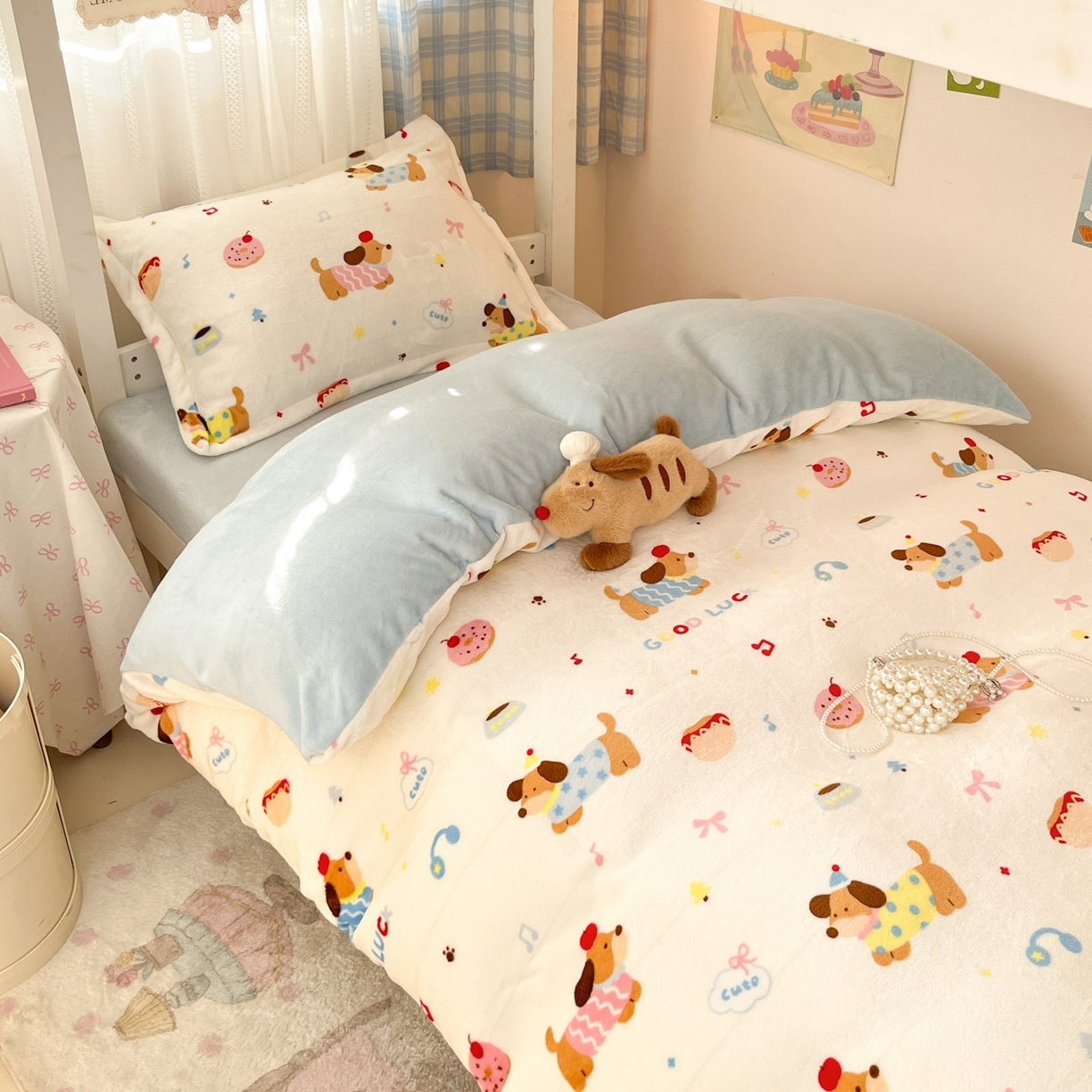 91家纺网 家纺一手货源 找家纺 川悦生活 2025新款加厚保暖高克重牛奶绒宿舍三件套 快乐腊肠蓝