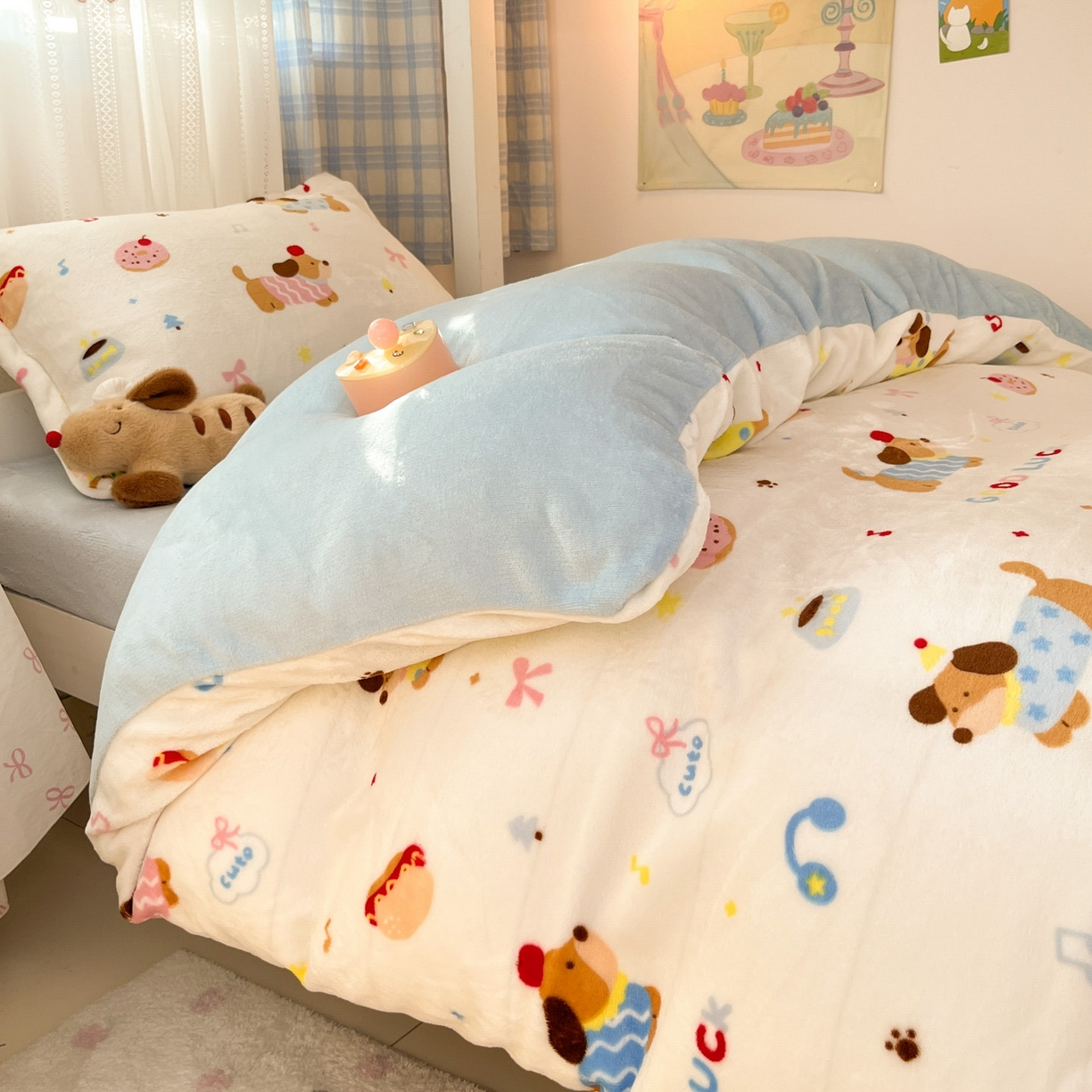 91家纺网 家纺一手货源 找家纺 川悦生活 2025新款加厚保暖高克重牛奶绒宿舍三件套 快乐腊肠蓝