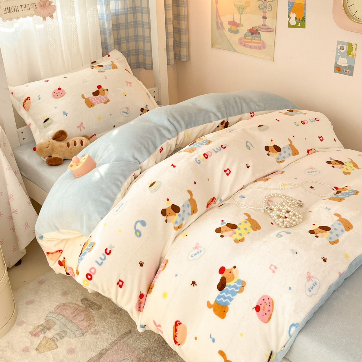 91家纺网 家纺一手货源 找家纺 川悦生活 2025新款加厚保暖高克重牛奶绒宿舍三件套 快乐腊肠蓝