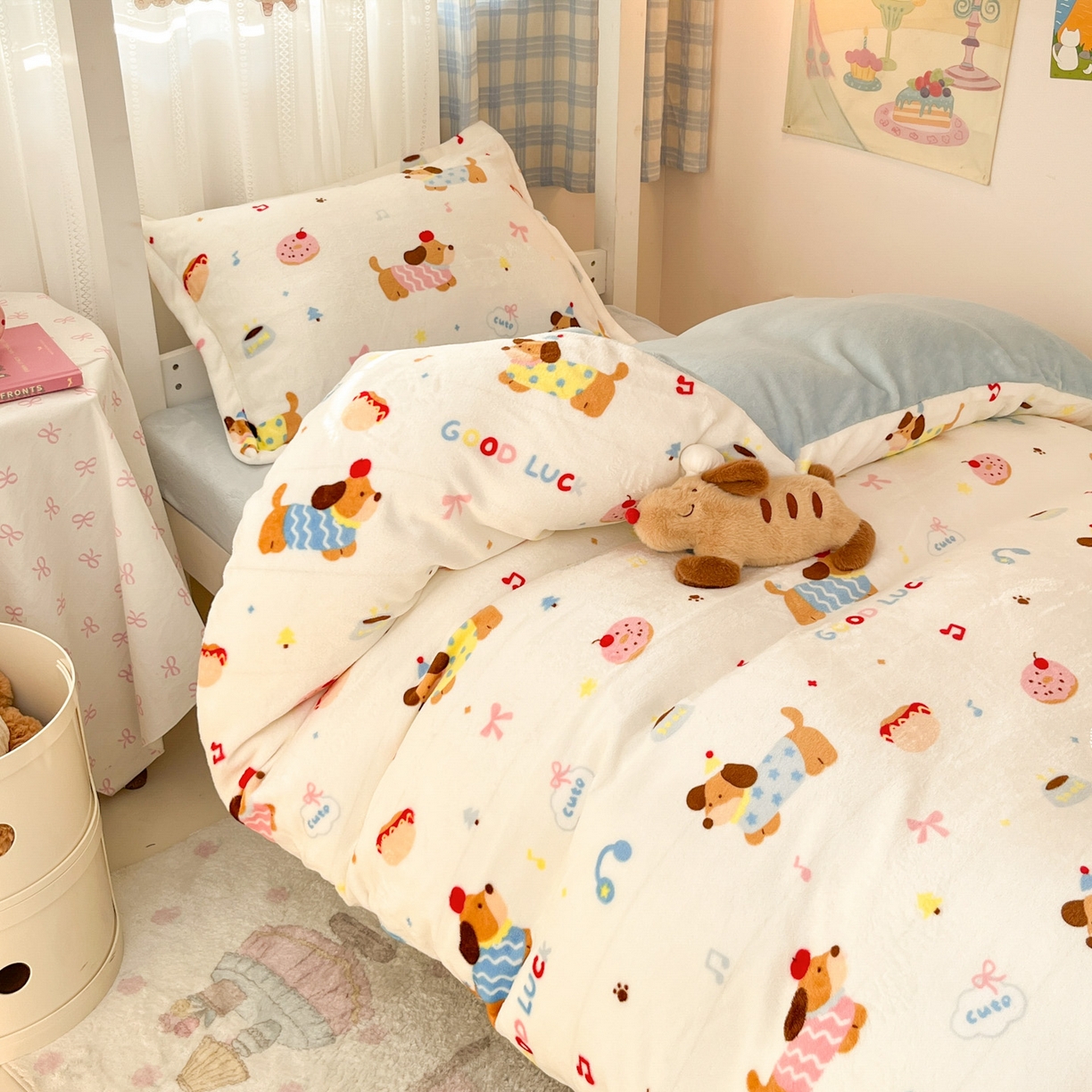 91家纺网 家纺一手货源 找家纺 川悦生活 2025新款加厚保暖高克重牛奶绒宿舍三件套 快乐腊肠蓝