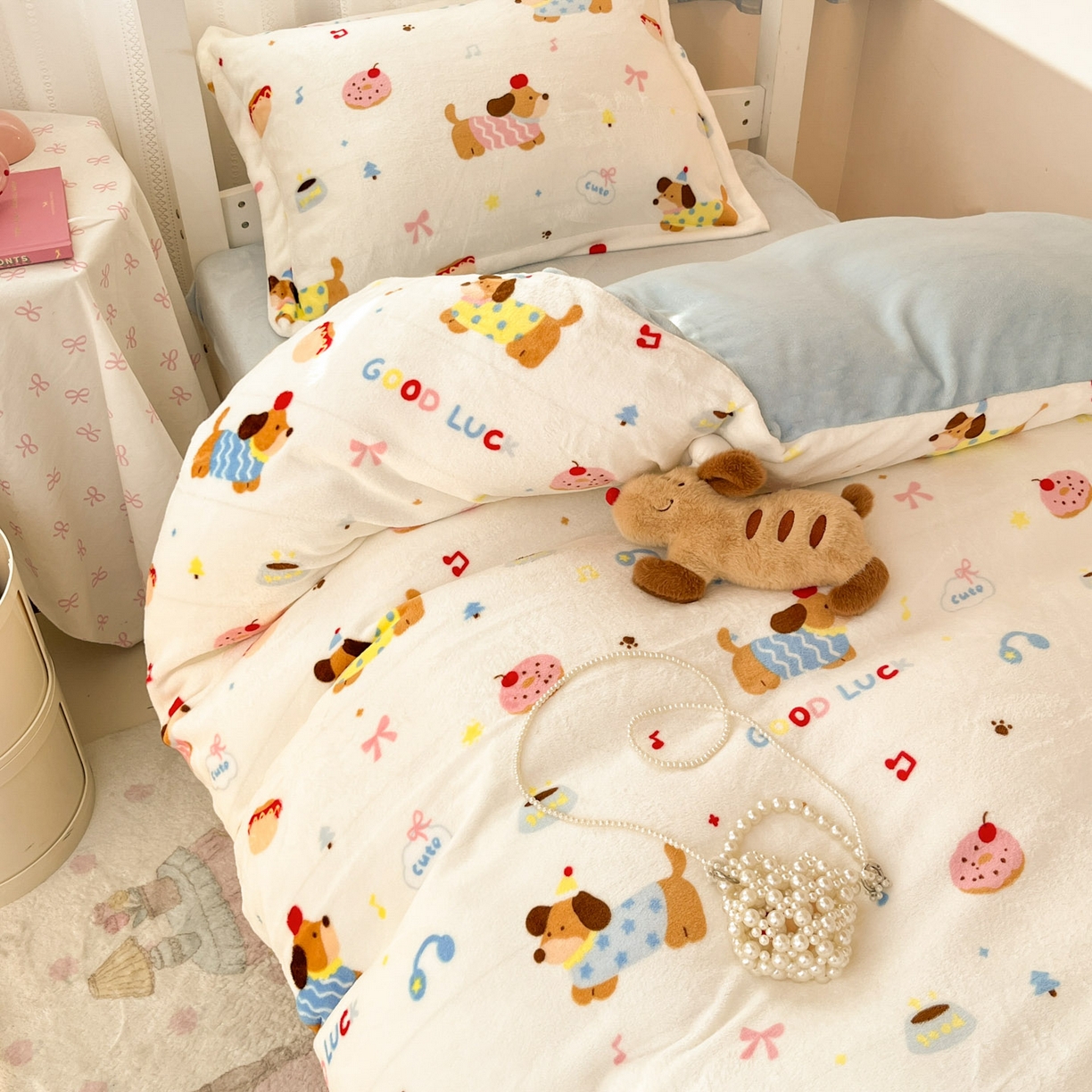 91家纺网 家纺一手货源 找家纺 川悦生活 2025新款加厚保暖高克重牛奶绒宿舍三件套 快乐腊肠蓝