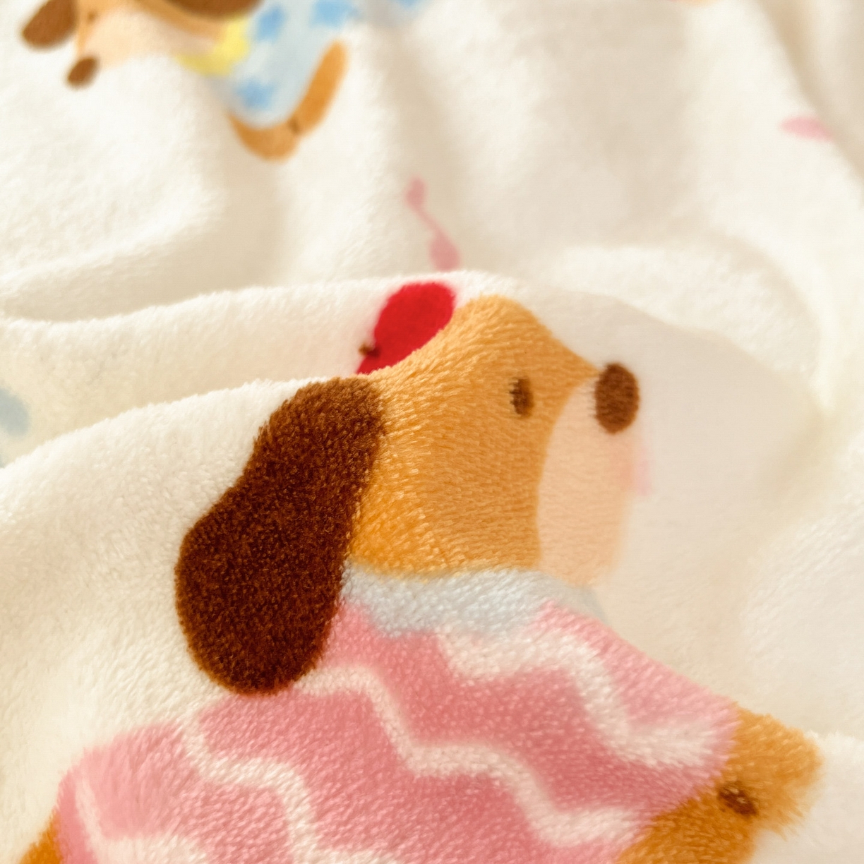 91家纺网 家纺一手货源 找家纺 川悦生活 2025新款加厚保暖高克重牛奶绒宿舍三件套 快乐腊肠蓝