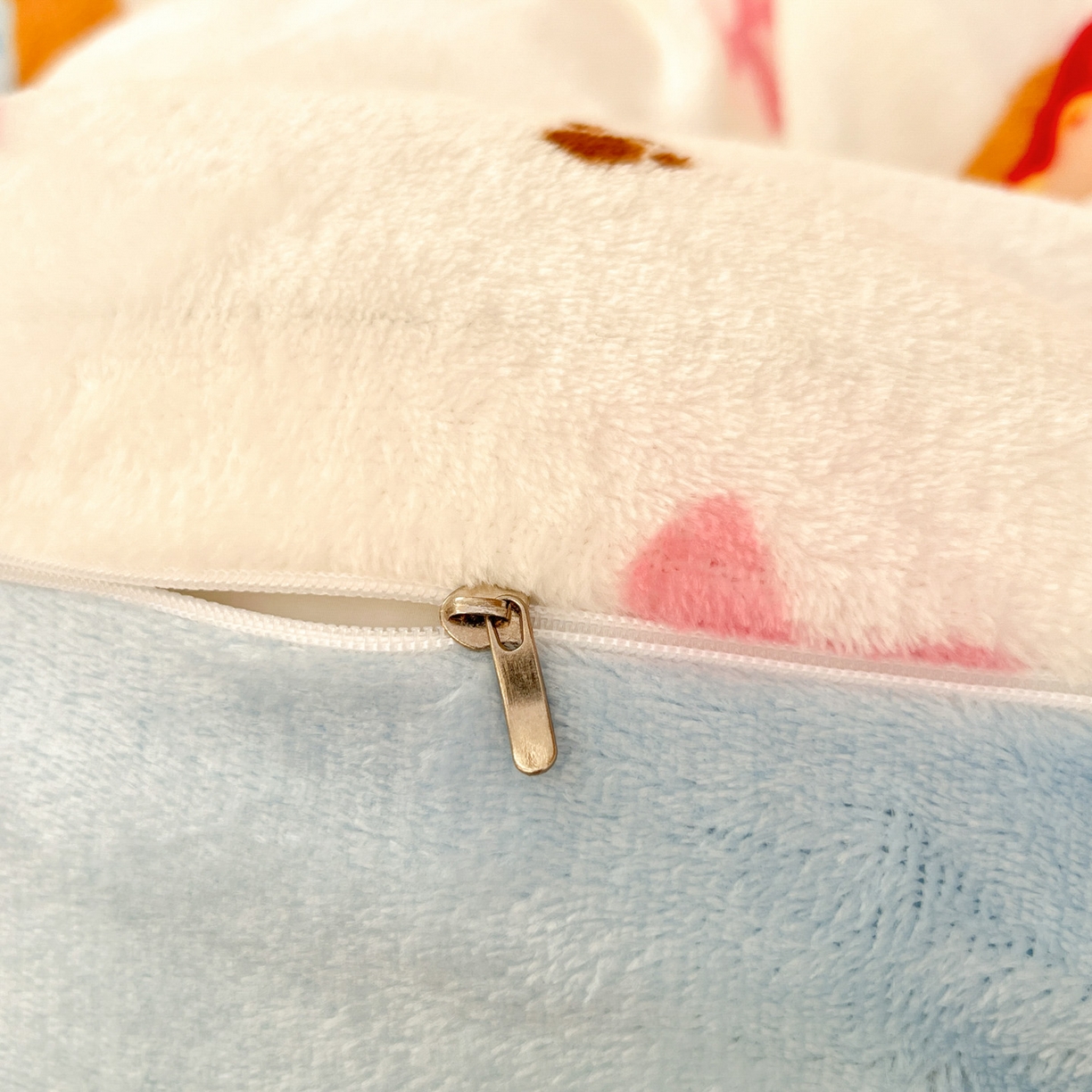 91家纺网 家纺一手货源 找家纺 川悦生活 2025新款加厚保暖高克重牛奶绒宿舍三件套 快乐腊肠蓝