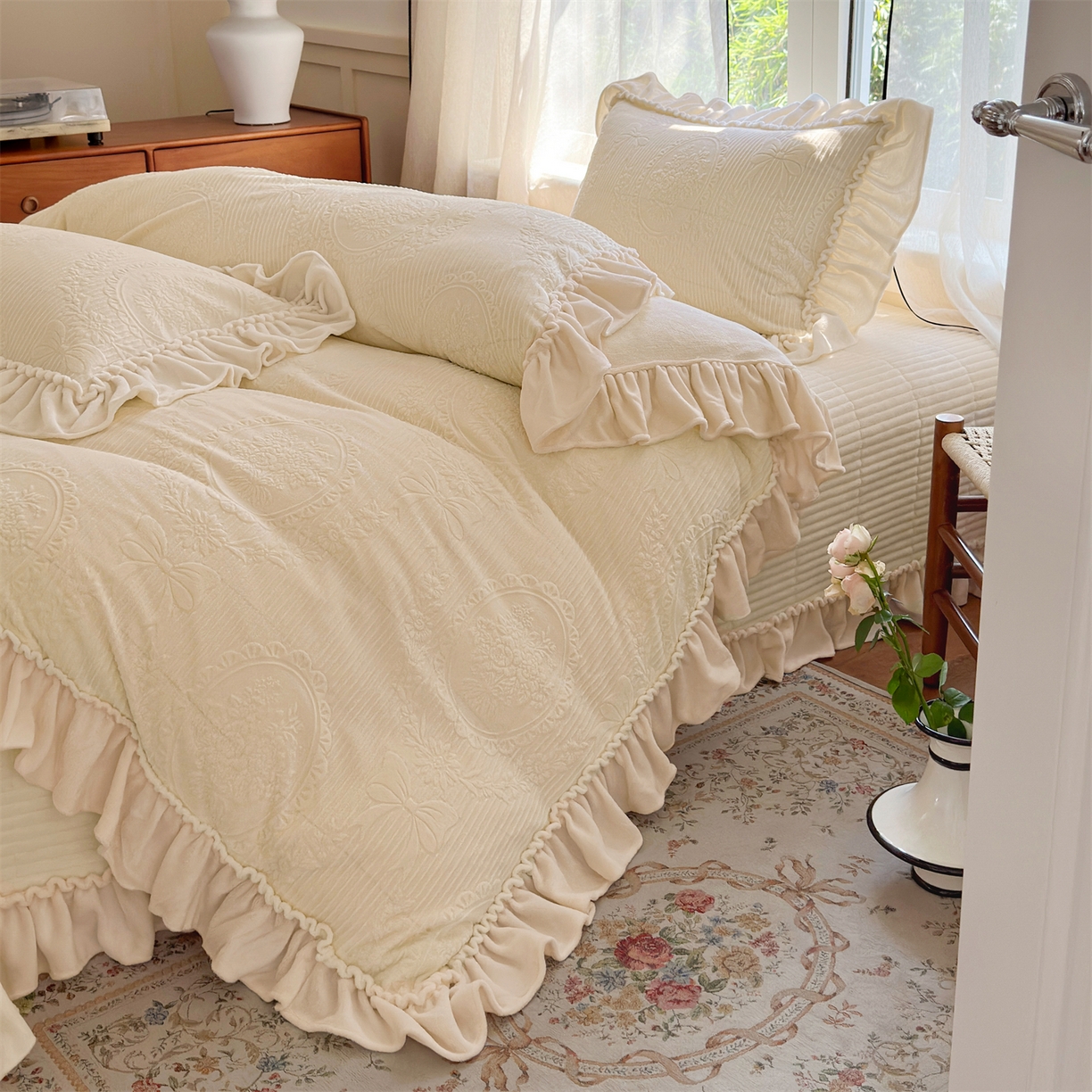 91家纺网 家纺一手货源 找家纺 乐野家居 2025年新款轻法式甜心蝴蝶结高克重提花牛奶绒床盖四件套 甜心蝴蝶结-白