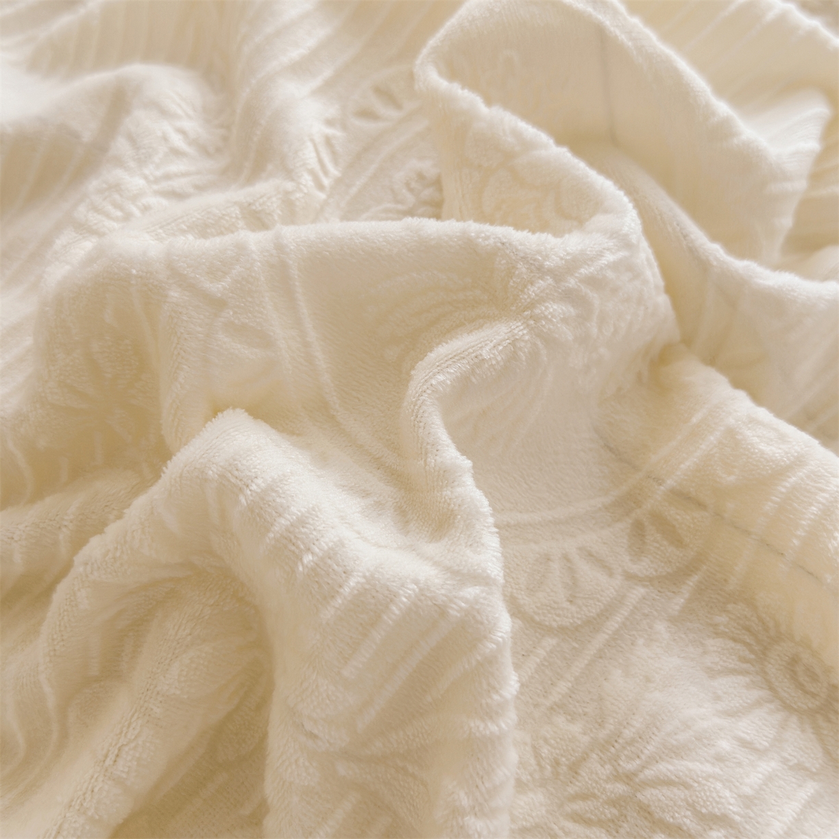 91家纺网 家纺一手货源 找家纺 乐野家居 2025年新款轻法式甜心蝴蝶结高克重提花牛奶绒床盖四件套 甜心蝴蝶结-白