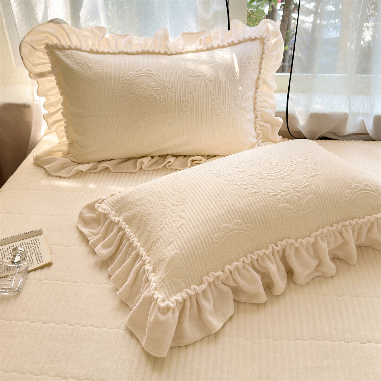 91家纺网 家纺一手货源 找家纺 乐野家居 2025年新款轻法式甜心蝴蝶结高克重提花牛奶绒床盖四件套 甜心蝴蝶结-白