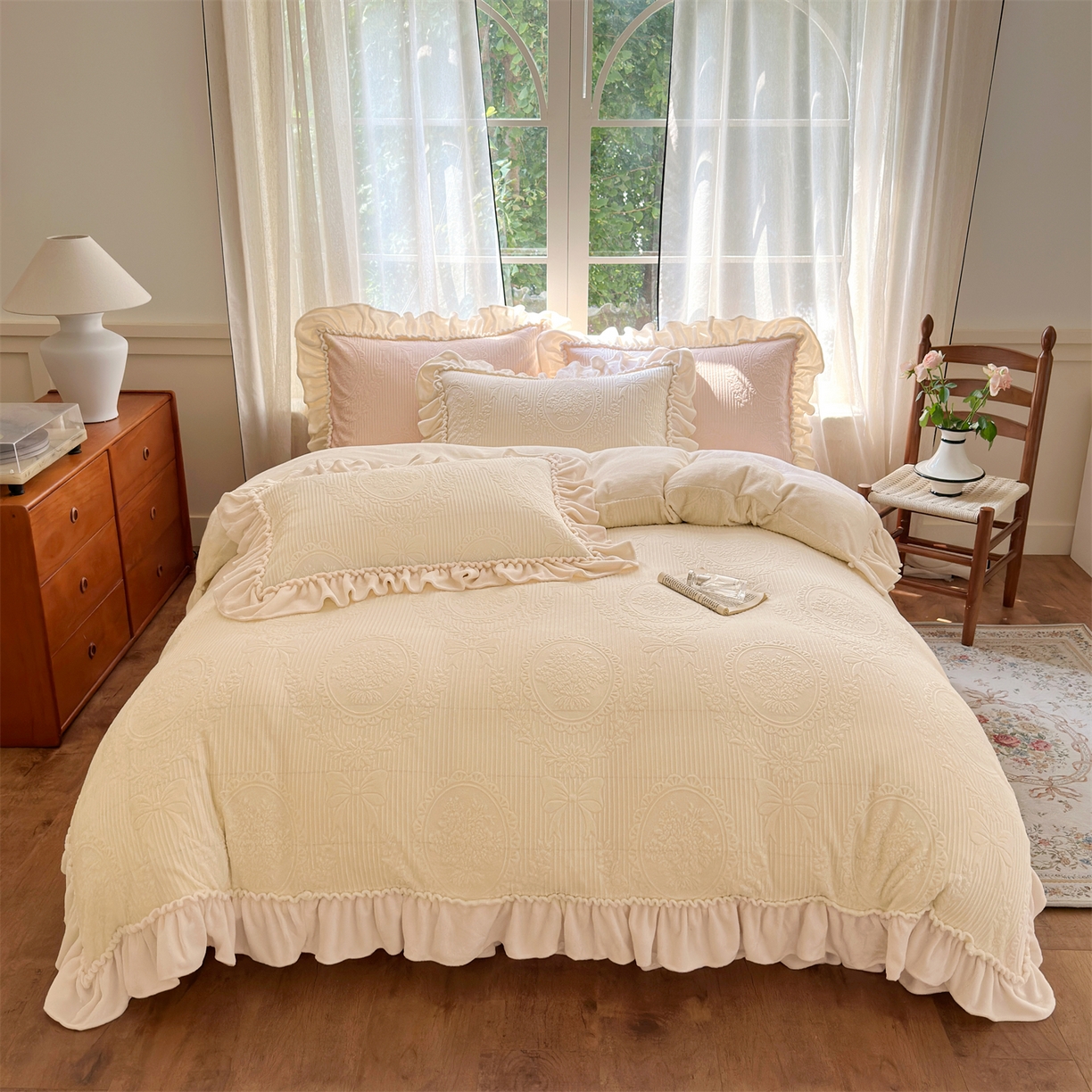 91家纺网 家纺一手货源 找家纺 乐野家居 2025年新款轻法式甜心蝴蝶结高克重提花牛奶绒床盖四件套 甜心蝴蝶结-白