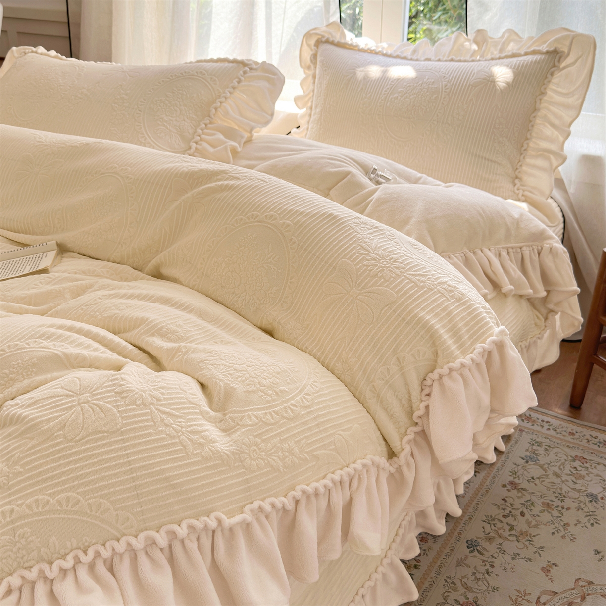 91家纺网 家纺一手货源 找家纺 乐野家居 2025年新款轻法式甜心蝴蝶结高克重提花牛奶绒床盖四件套 甜心蝴蝶结-白