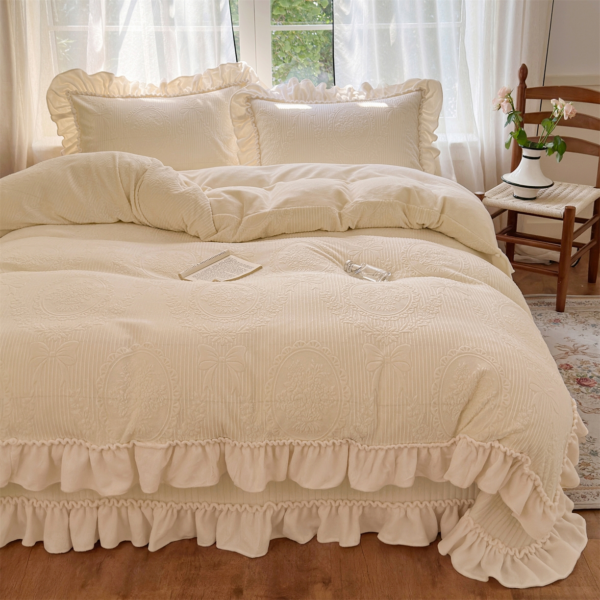 91家纺网 家纺一手货源 找家纺 乐野家居 2025年新款轻法式甜心蝴蝶结高克重提花牛奶绒床盖四件套 甜心蝴蝶结-白