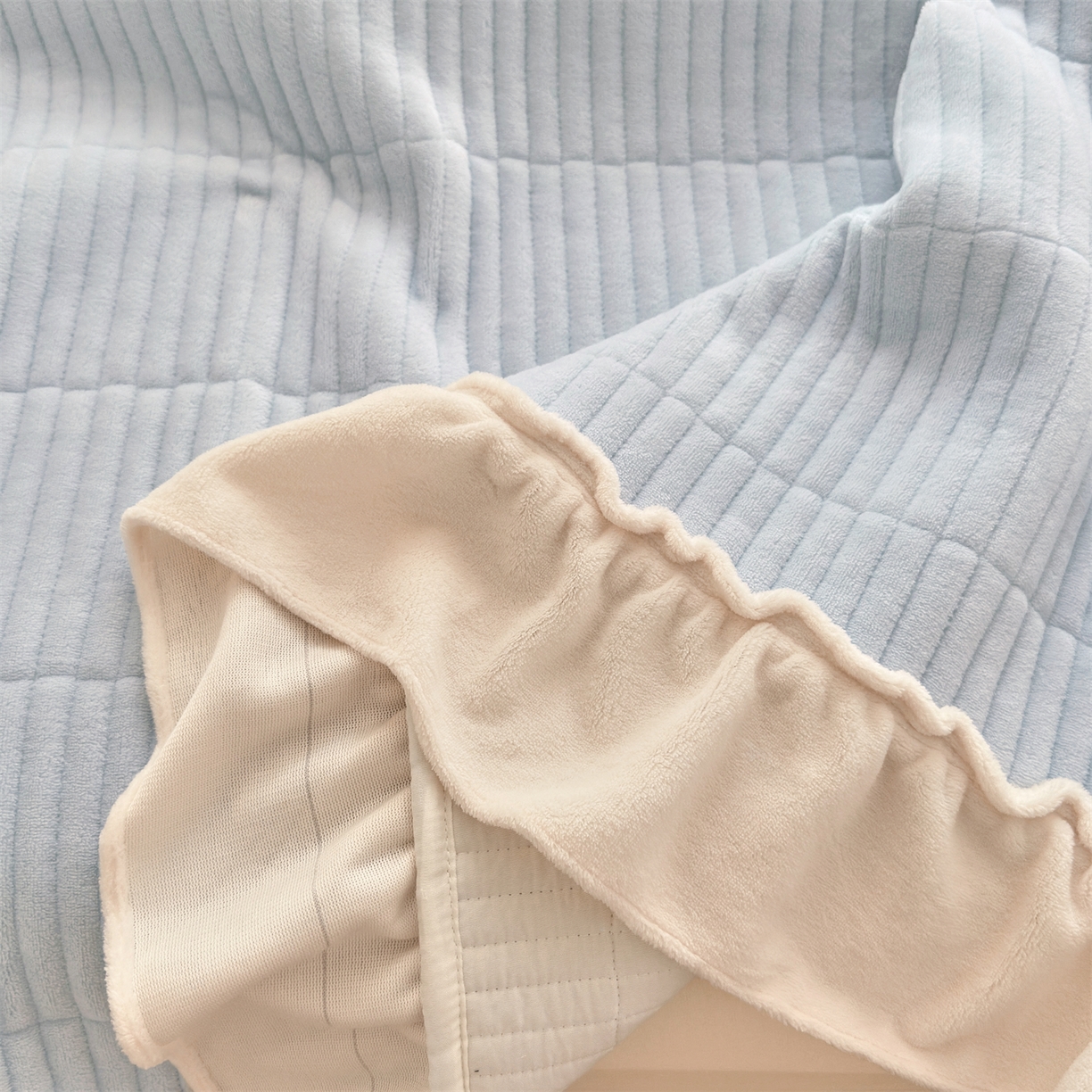 91家纺网 家纺一手货源 找家纺 乐野家居 2025年新款轻法式甜心蝴蝶结高克重提花牛奶绒床盖四件套 甜心蝴蝶结-兰