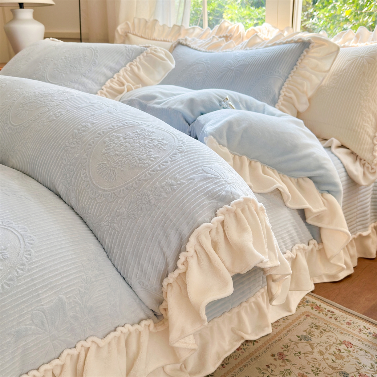 91家纺网 家纺一手货源 找家纺 乐野家居 2025年新款轻法式甜心蝴蝶结高克重提花牛奶绒床盖四件套 甜心蝴蝶结-兰