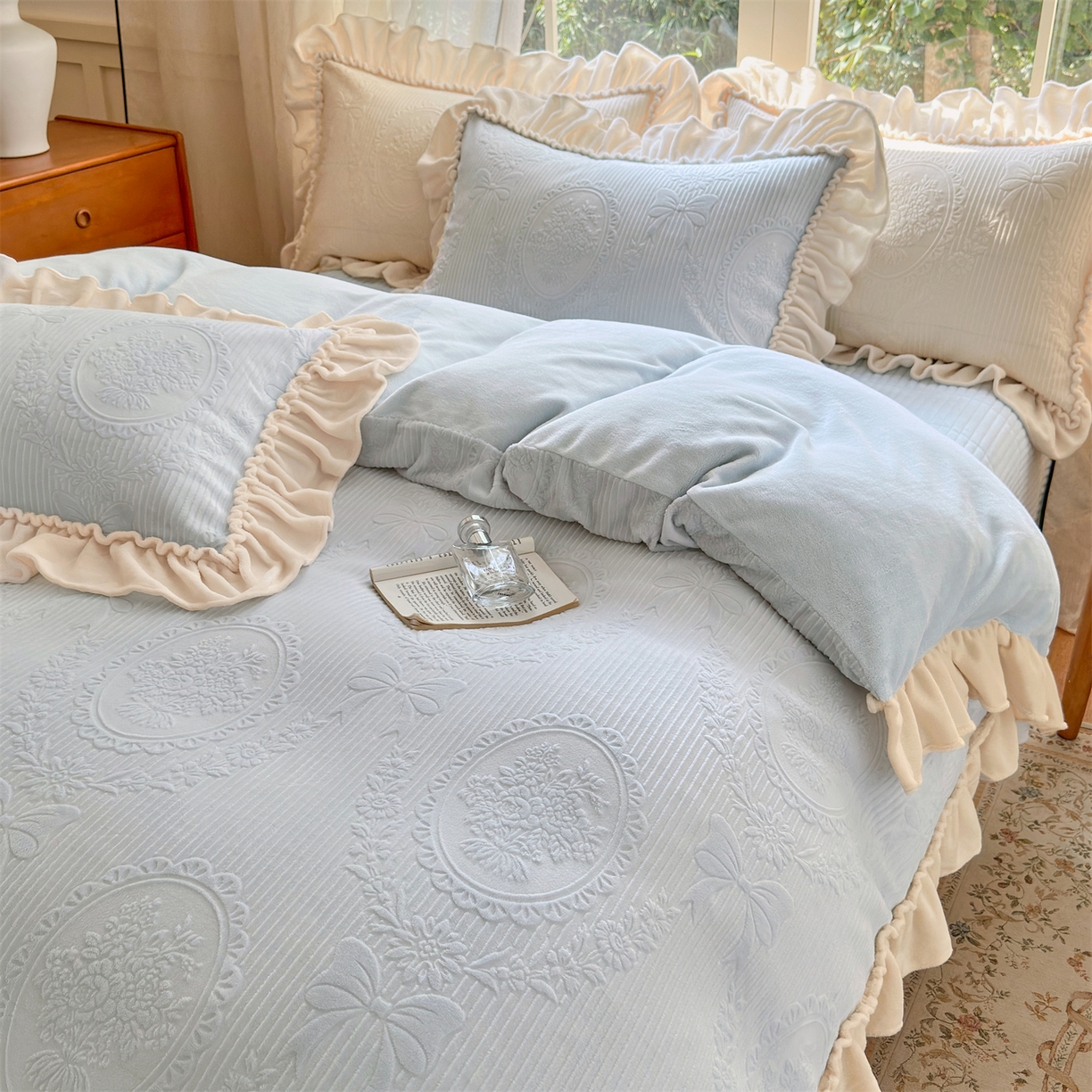 91家纺网 家纺一手货源 找家纺 乐野家居 2025年新款轻法式甜心蝴蝶结高克重提花牛奶绒床盖四件套 甜心蝴蝶结-兰