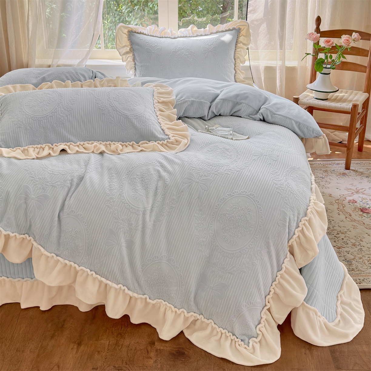 91家纺网 家纺一手货源 找家纺 乐野家居 2025年新款轻法式甜心蝴蝶结高克重提花牛奶绒床盖四件套 甜心蝴蝶结-兰