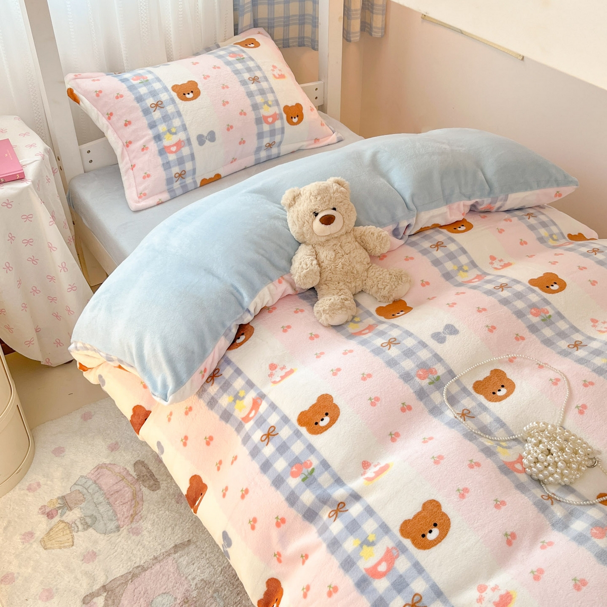 91家纺网 家纺一手货源 找家纺 川悦生活 2025新款加厚保暖高克重牛奶绒宿舍三件套 奶朵布丁熊