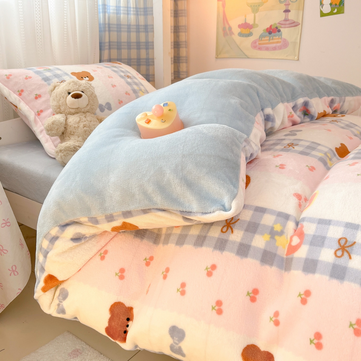 91家纺网 家纺一手货源 找家纺 川悦生活 2025新款加厚保暖高克重牛奶绒宿舍三件套 奶朵布丁熊