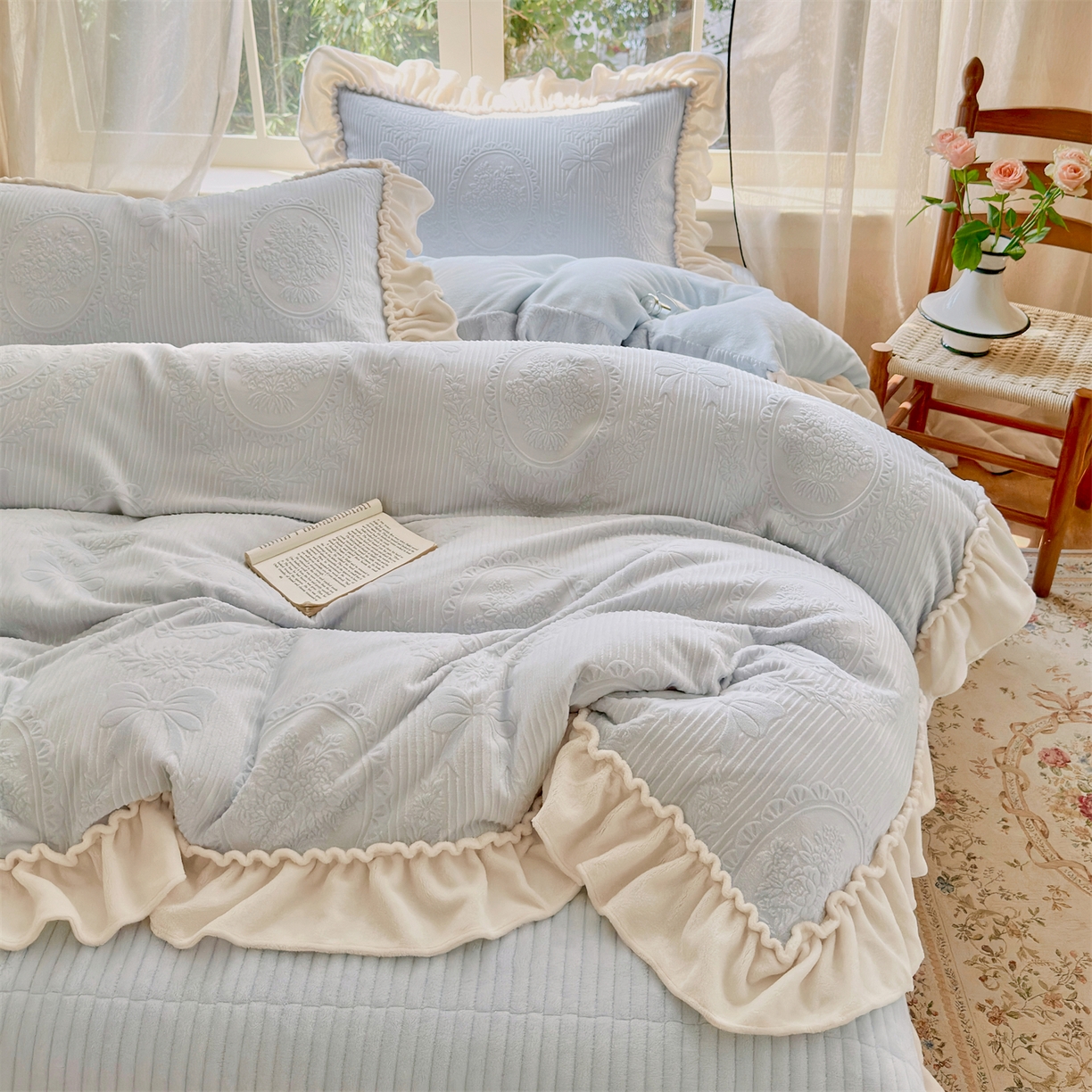 91家纺网 家纺一手货源 找家纺 乐野家居 2025年新款轻法式甜心蝴蝶结高克重提花牛奶绒床盖四件套 甜心蝴蝶结-兰