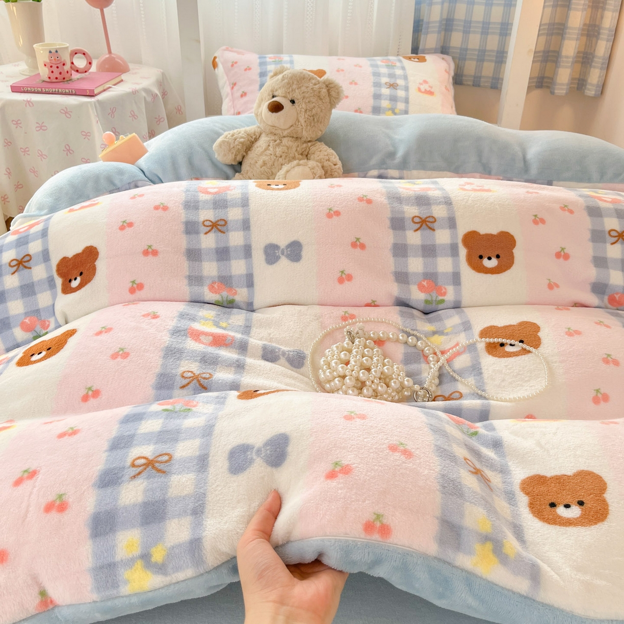 91家纺网 家纺一手货源 找家纺 川悦生活 2025新款加厚保暖高克重牛奶绒宿舍三件套 奶朵布丁熊