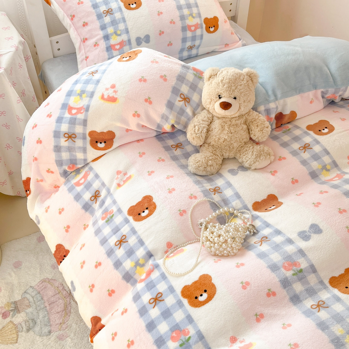 91家纺网 家纺一手货源 找家纺 川悦生活 2025新款加厚保暖高克重牛奶绒宿舍三件套 奶朵布丁熊