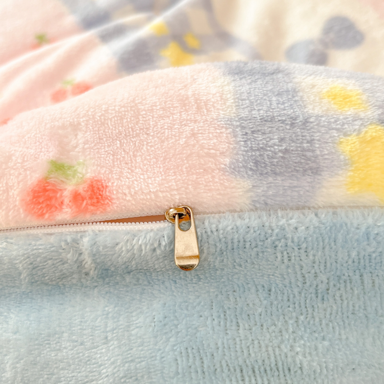 91家纺网 家纺一手货源 找家纺 川悦生活 2025新款加厚保暖高克重牛奶绒宿舍三件套 奶朵布丁熊