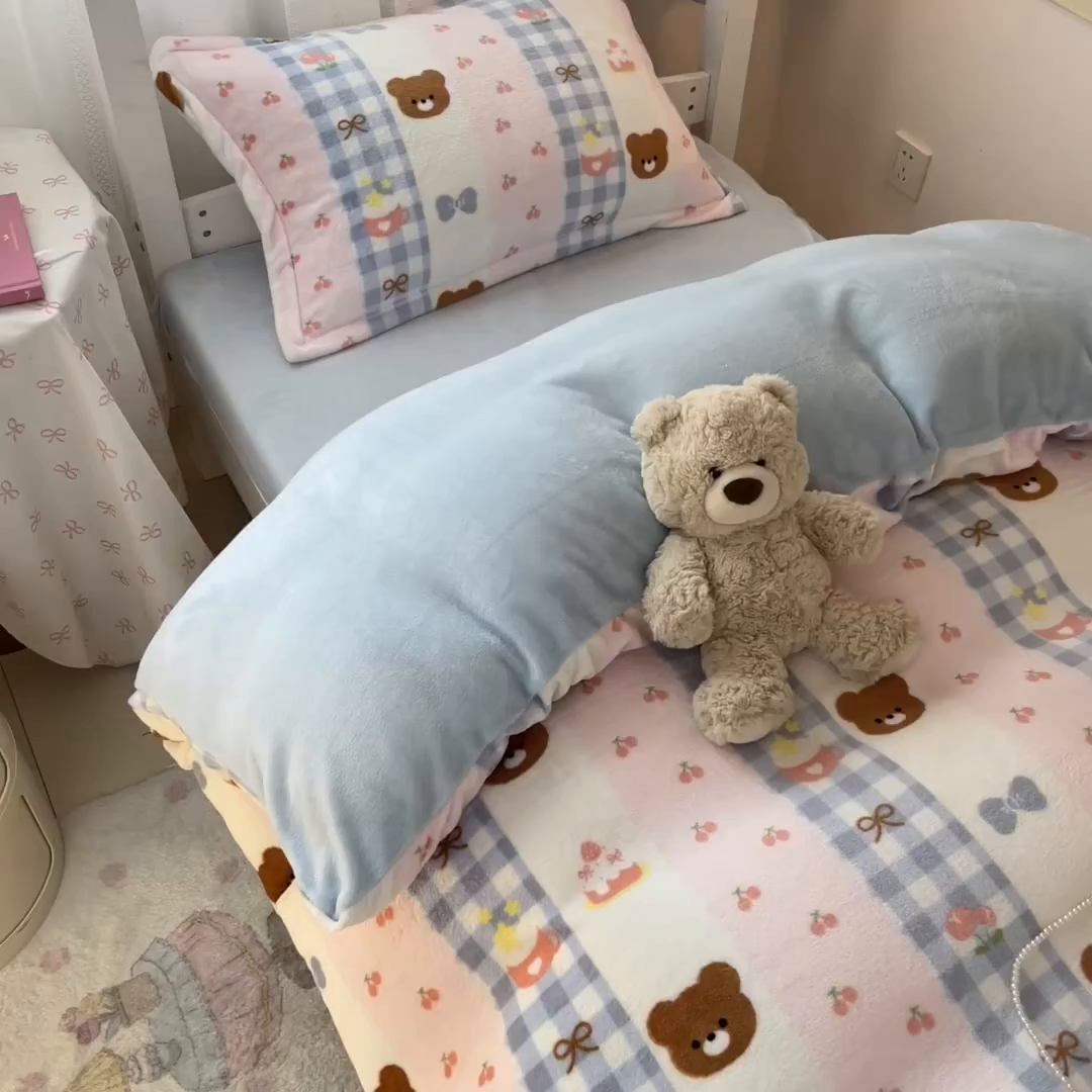 91家纺网 家纺一手货源 找家纺 川悦生活 2025新款加厚保暖高克重牛奶绒宿舍三件套 奶朵布丁熊