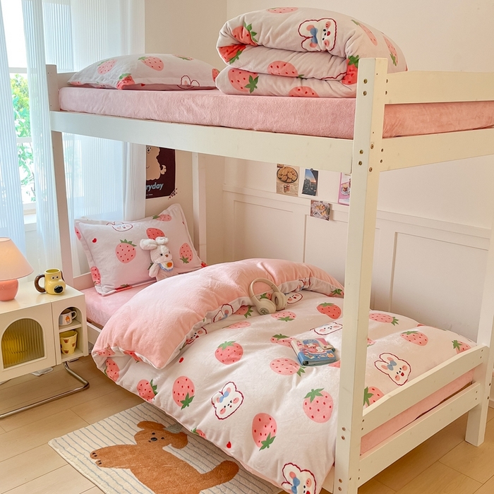 91家纺网 家纺一手货源 找家纺 川悦生活 2025新款加厚保暖高克重牛奶绒宿舍三件套 奶莓小兔