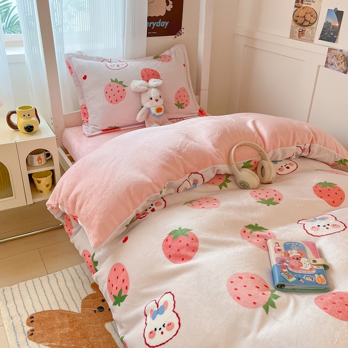 91家纺网 家纺一手货源 找家纺 川悦生活 2025新款加厚保暖高克重牛奶绒宿舍三件套 奶莓小兔