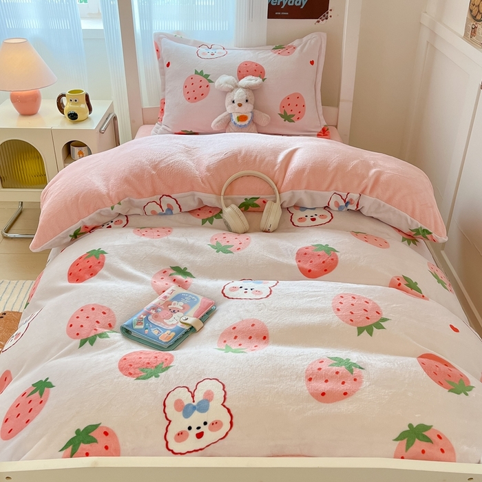 91家纺网 家纺一手货源 找家纺 川悦生活 2025新款加厚保暖高克重牛奶绒宿舍三件套 奶莓小兔