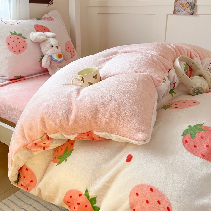 91家纺网 家纺一手货源 找家纺 川悦生活 2025新款加厚保暖高克重牛奶绒宿舍三件套 奶莓小兔