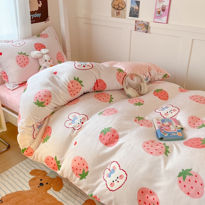 91家纺网 家纺一手货源 找家纺 川悦生活 2025新款加厚保暖高克重牛奶绒宿舍三件套 奶莓小兔