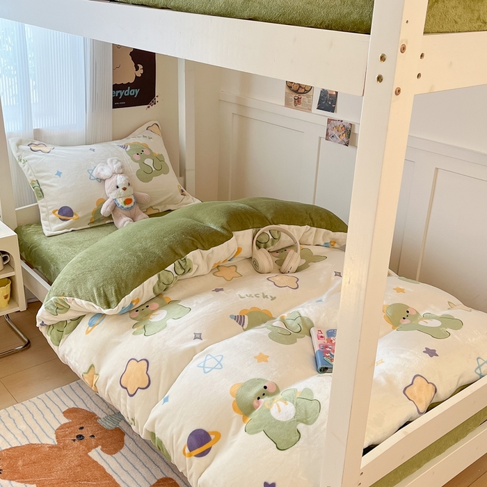 91家纺网 家纺一手货源 找家纺 川悦生活 2025新款加厚保暖高克重牛奶绒宿舍三件套 奶星恐龙