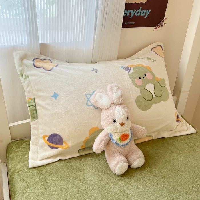 91家纺网 家纺一手货源 找家纺 川悦生活 2025新款加厚保暖高克重牛奶绒宿舍三件套 奶星恐龙