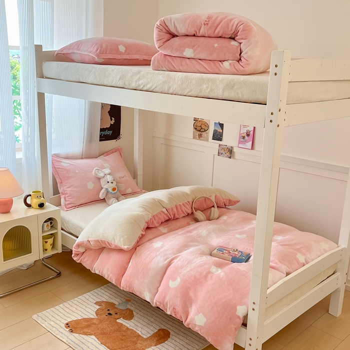 91家纺网 家纺一手货源 找家纺 川悦生活 2025新款加厚保暖高克重牛奶绒宿舍三件套 暖星星-奶黄