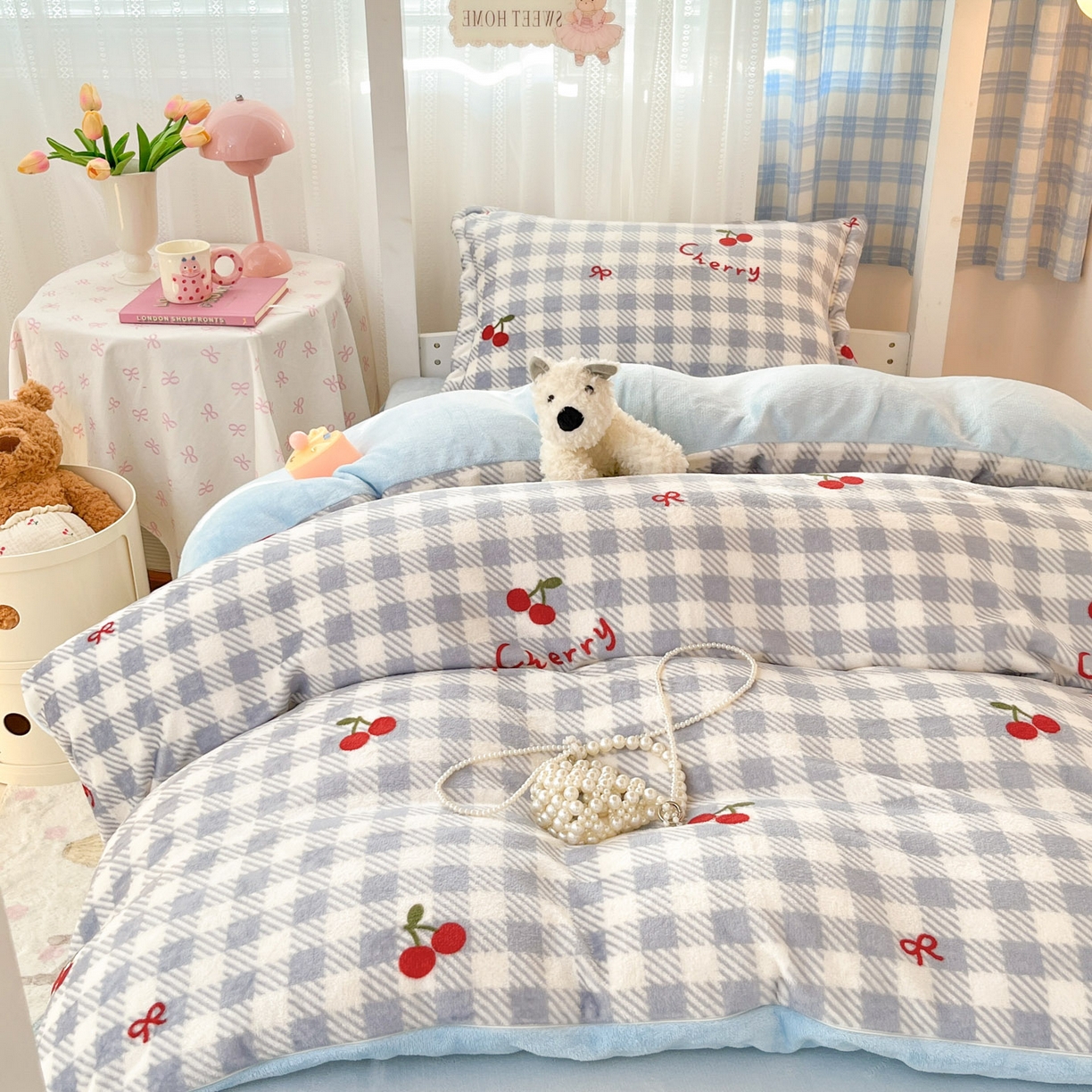 91家纺网 家纺一手货源 找家纺 川悦生活 2025新款加厚保暖高克重牛奶绒宿舍三件套 青天车厘