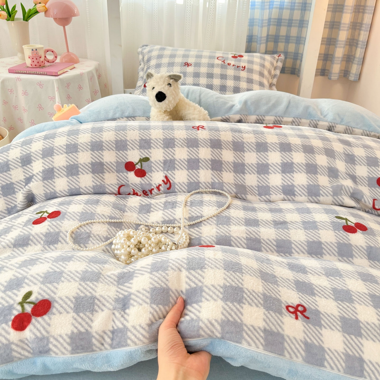 91家纺网 家纺一手货源 找家纺 川悦生活 2025新款加厚保暖高克重牛奶绒宿舍三件套 青天车厘