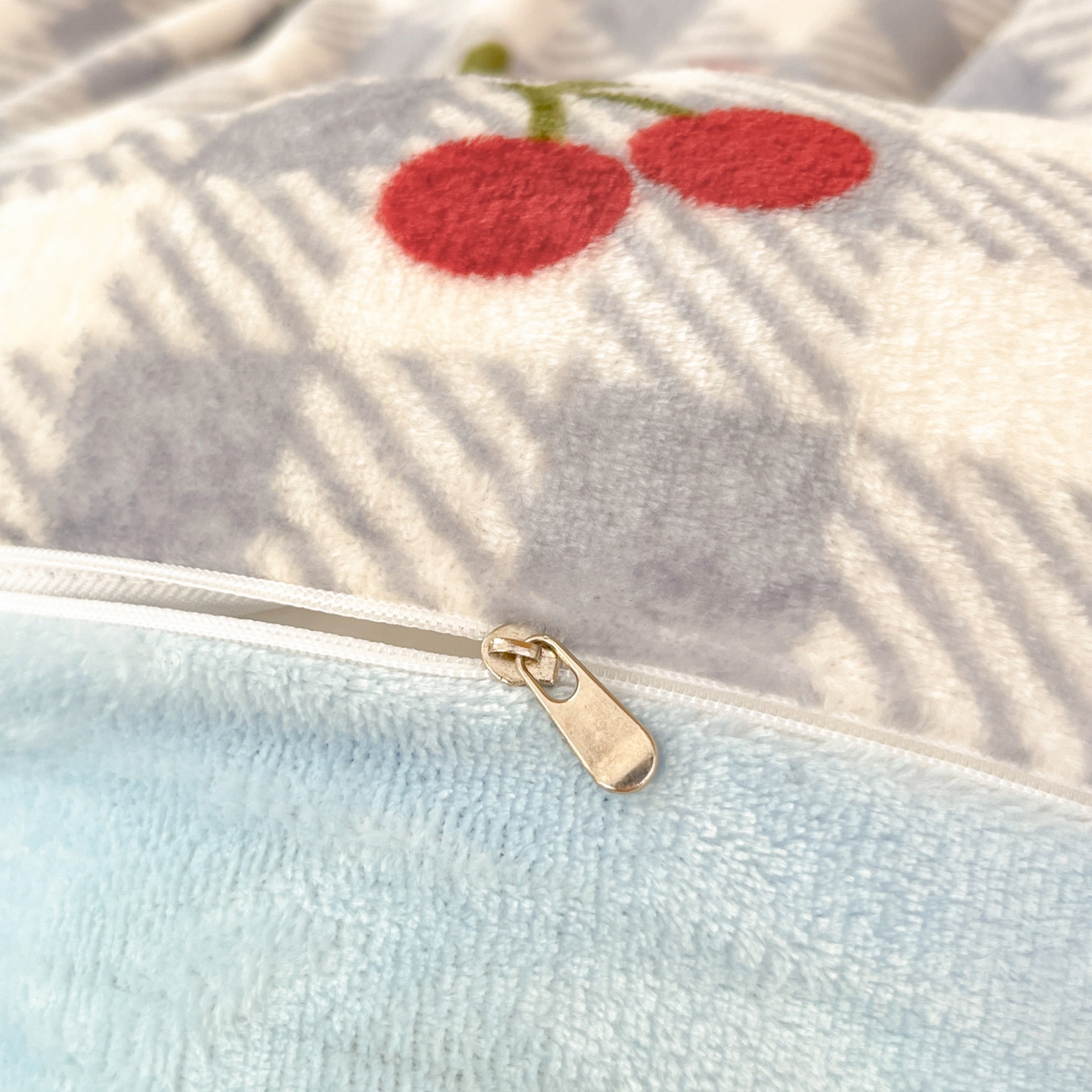 91家纺网 家纺一手货源 找家纺 川悦生活 2025新款加厚保暖高克重牛奶绒宿舍三件套 青天车厘