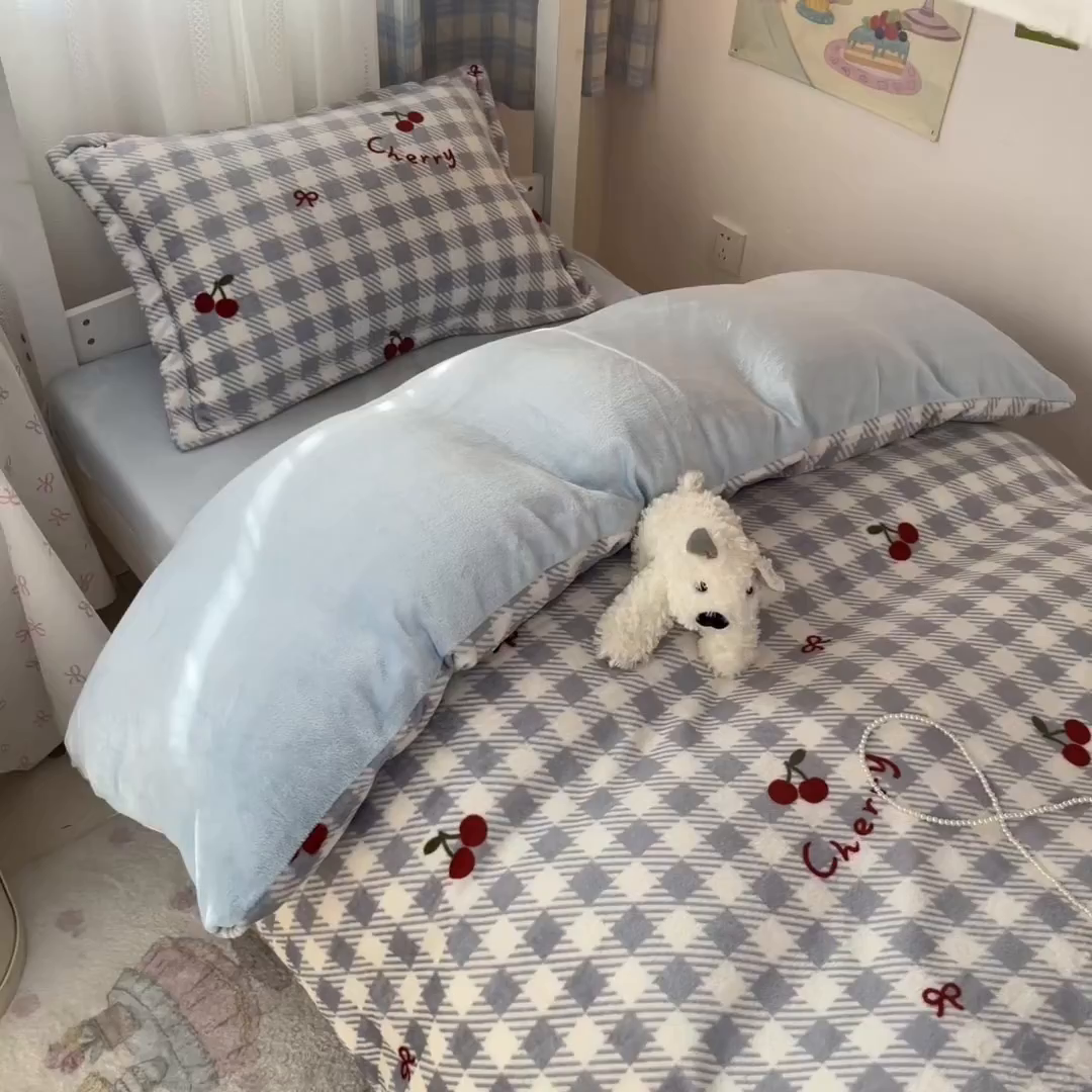 91家纺网 家纺一手货源 找家纺 川悦生活 2025新款加厚保暖高克重牛奶绒宿舍三件套 青天车厘