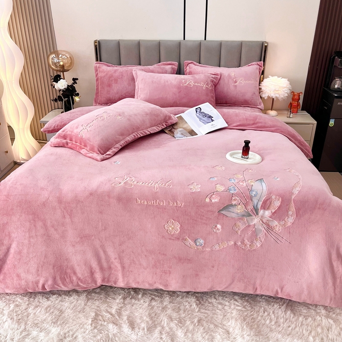 91家纺网 家纺一手货源 找家纺 （总）逸林家纺《原希尔顿逸林》 2025新款简约牛奶绒绣花四件套-铃兰系列