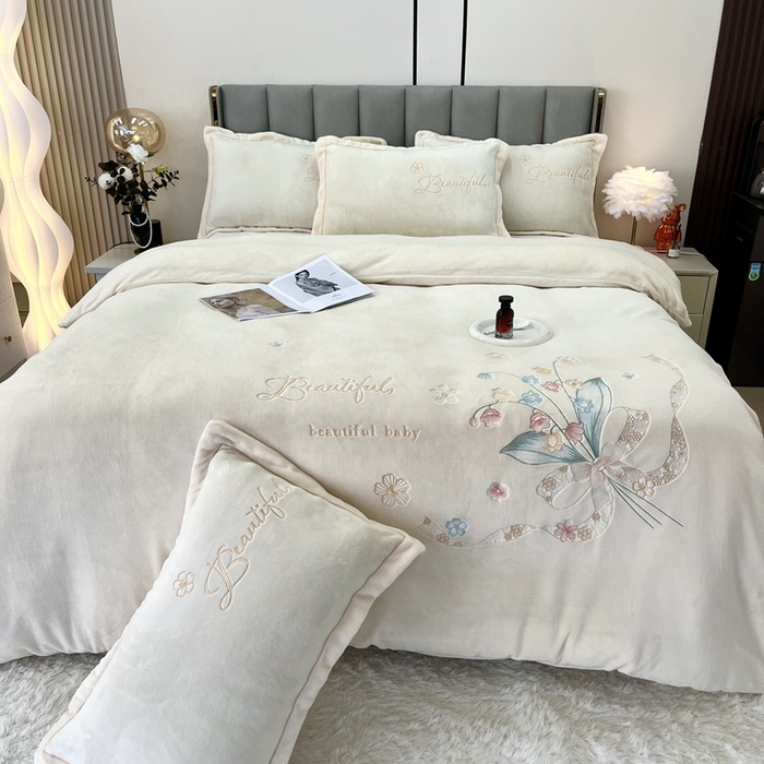 91家纺网 家纺一手货源 找家纺 逸林家纺《原希尔顿逸林》 2025新款简约牛奶绒绣花四件套-铃兰系列 铃兰-奶白