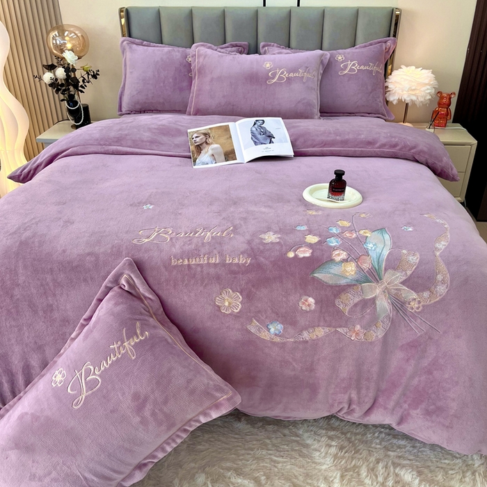 91家纺网 家纺一手货源 找家纺 逸林家纺《原希尔顿逸林》 2025新款简约牛奶绒绣花四件套-铃兰系列 铃兰-香芋紫