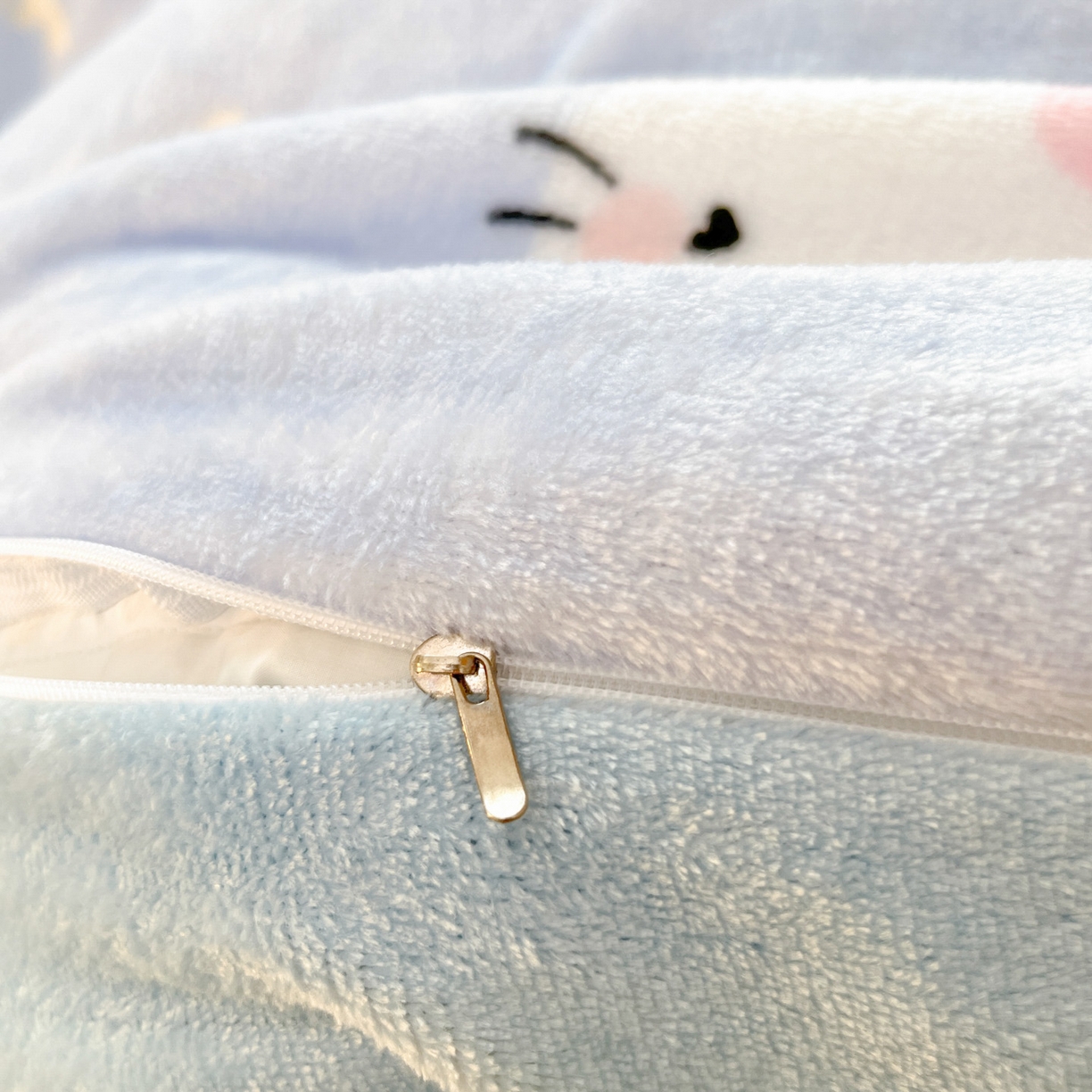 91家纺网 家纺一手货源 找家纺 川悦生活 2025新款加厚保暖高克重牛奶绒宿舍三件套 晴空小喵