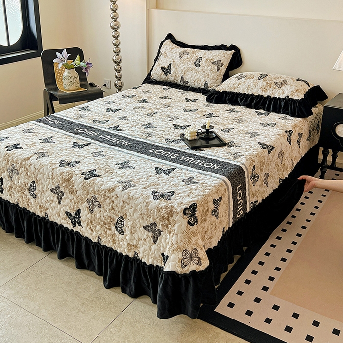 91家纺网 家纺一手货源 找家纺 鹿辉家居（原吉欧力） 2025新款牛奶绒赫本风夹棉床盖三件套 蝴蝶-陀