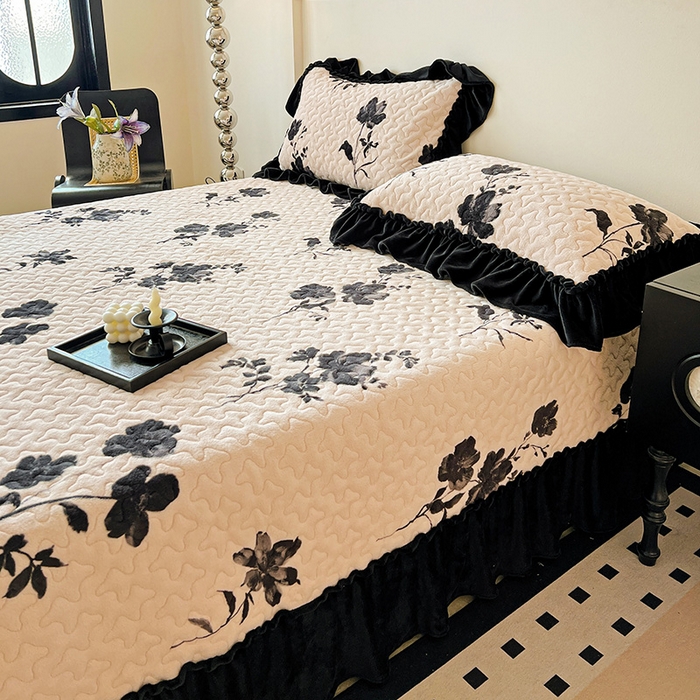 91家纺网 家纺一手货源 找家纺 鹿辉家居（原吉欧力） 2025新款牛奶绒赫本风夹棉床盖三件套 雅韵-米