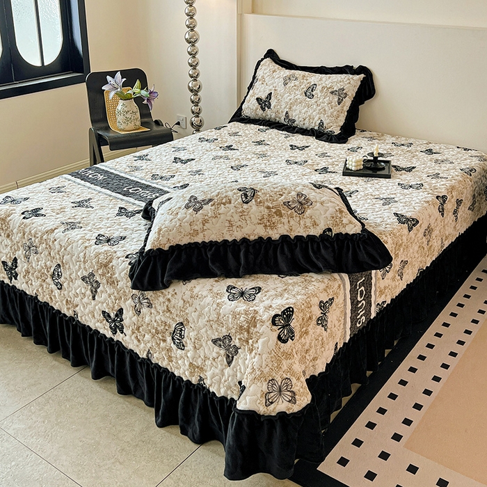 91家纺网 家纺一手货源 找家纺 鹿辉家居（原吉欧力） 2025新款牛奶绒赫本风夹棉床盖三件套 蝴蝶-陀