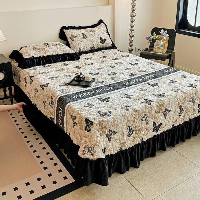 91家纺网 家纺一手货源 找家纺 鹿辉家居（原吉欧力） 2025新款牛奶绒赫本风夹棉床盖三件套 蝴蝶-陀