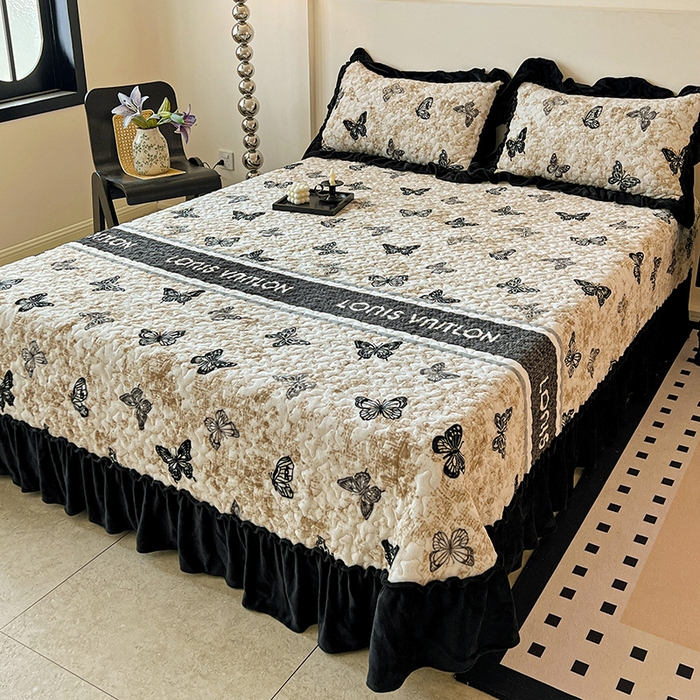 91家纺网 家纺一手货源 找家纺 鹿辉家居（原吉欧力） 2025新款牛奶绒赫本风夹棉床盖三件套 蝴蝶-陀